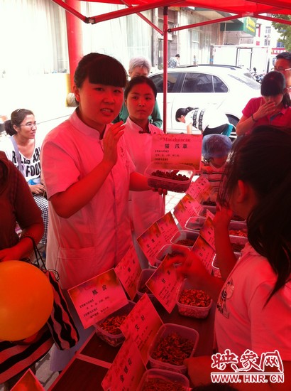 這是什么一，那又是什么？小腦袋不停的在思索，而小手和小鼻子也沒閑著，時(shí)不時(shí)地摸一摸、聞一聞！