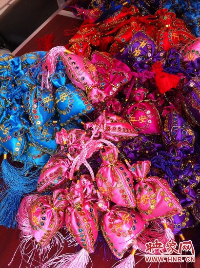 孩子們的好奇心得以大大的滿足，接下來就要裝香囊啦，你看，五顏六色的香囊多漂亮！