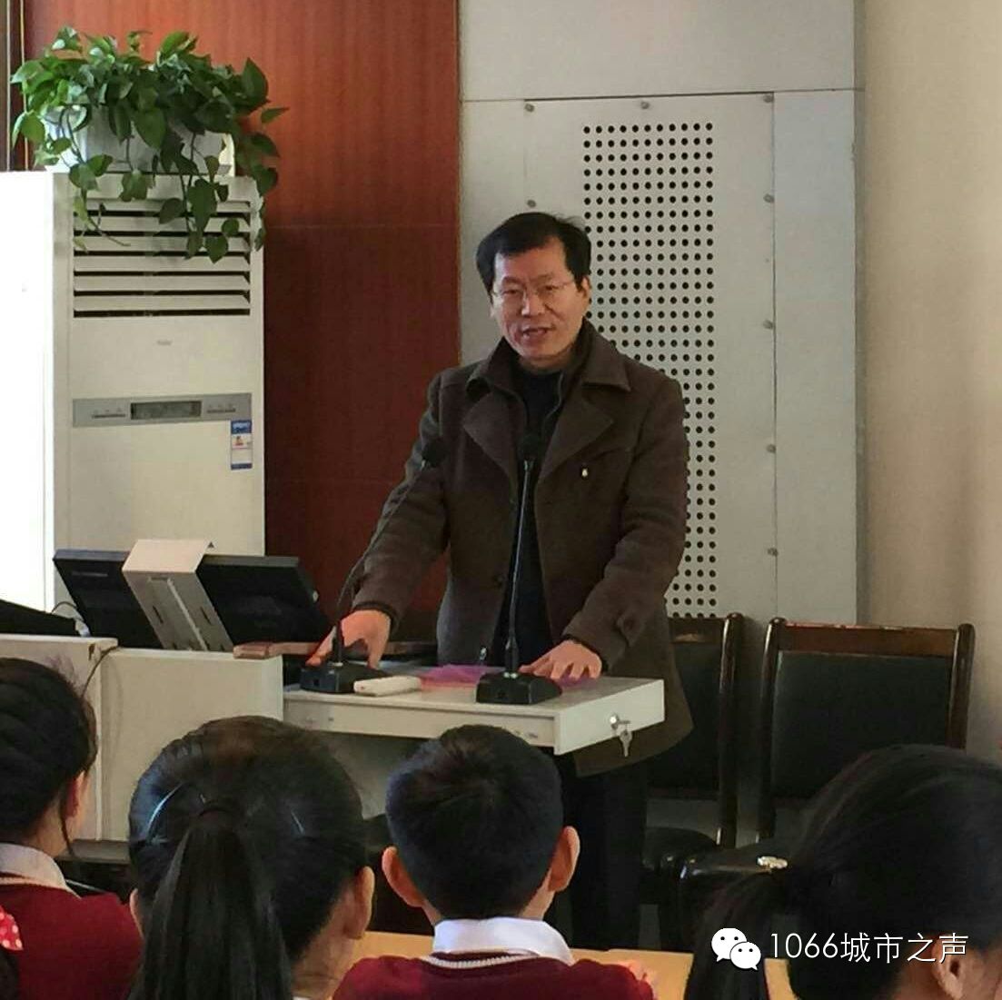 雙方領(lǐng)導(dǎo)講話，同學(xué)們聽得都好認(rèn)真??！