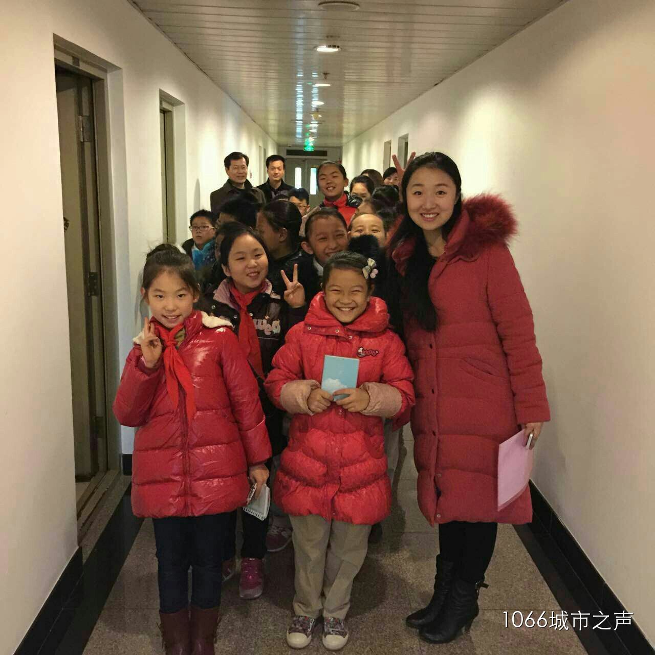 簽字和揭牌儀式后，教育廣播（城市之聲）主持人“卷卷貓”帶領(lǐng)“小主持人”走進(jìn)河南廣播大廈