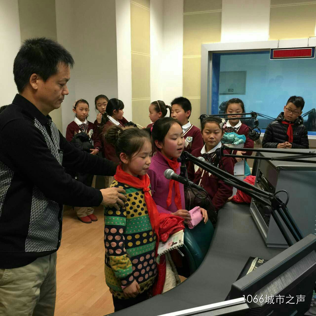 現(xiàn)場接受播音指導(dǎo)，有模有樣耶！