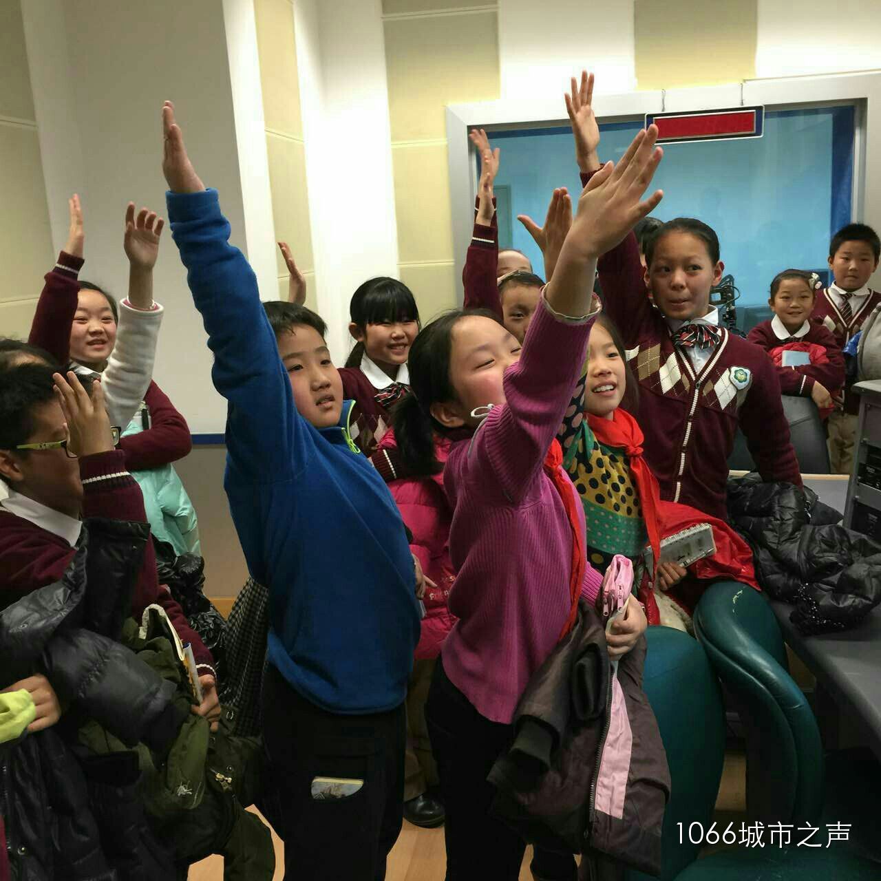 第一次體驗(yàn)話筒前的感覺，同學(xué)們爭先恐后！