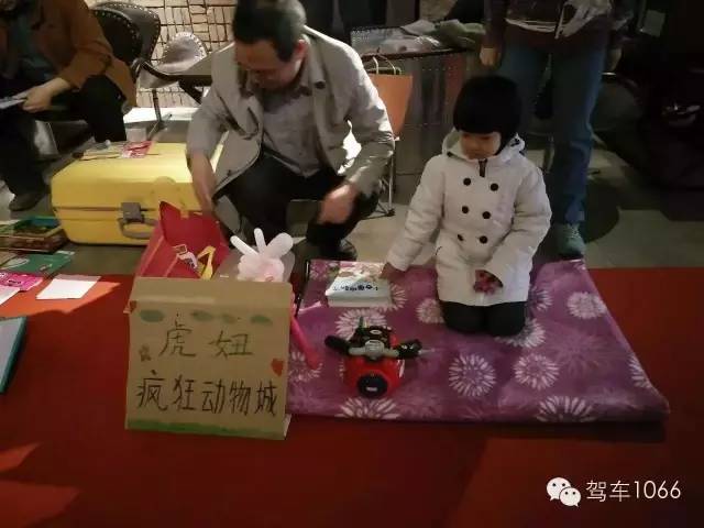 這位小老板的攤位擺的有模有樣的，不過旁邊這位酷爸怎么這么眼熟？