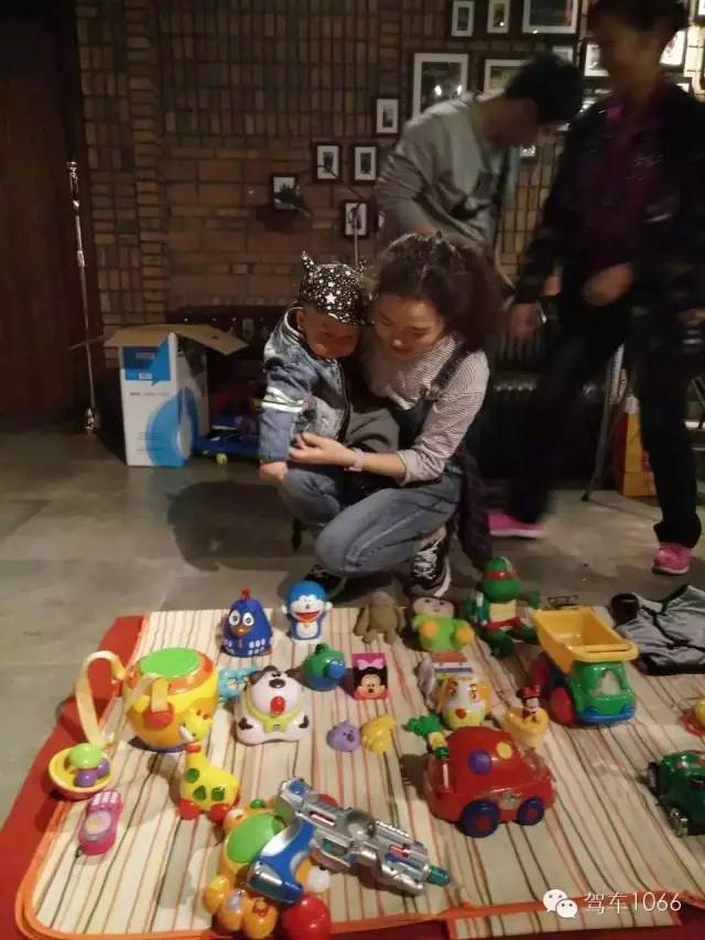 本次活動最小的小老板，最后放大招了，玩具隨便拿，這壕情也沒sei了！