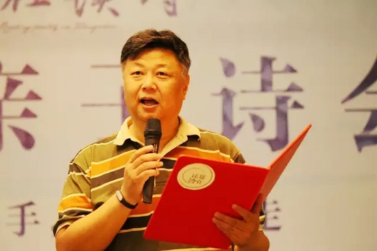 第一個(gè)節(jié)目便是重磅，大象融媒·欣欣象融網(wǎng)絡(luò)科技公司董事長(zhǎng)魏峰帶來(lái)沈浩波的作品《在夏天時(shí)想起秋天》