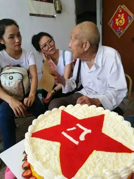 二姐們認真聽老兵講抗戰(zhàn)的故事，老人年事已高，記憶都是轟炸！轟炸！轟炸！