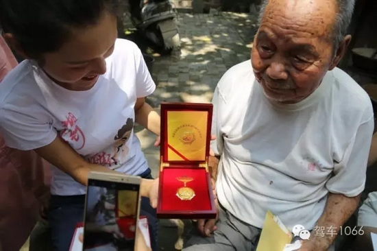 老兵聽不到我們在說什么，今年98了。