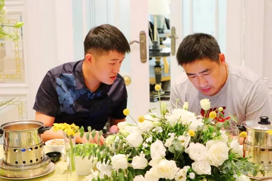 這種熱烈的氣氛，一直延續(xù)到飯桌上