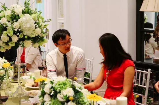 這種熱烈的氣氛，一直延續(xù)到飯桌上。