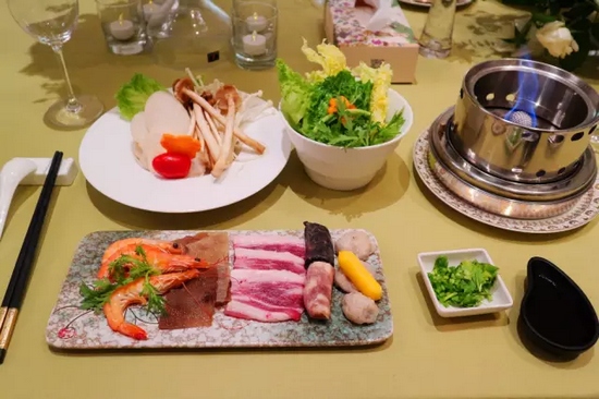 精致的小火鍋，用的是綠色燃料——乙醇。