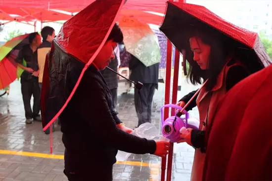 在寒冷的天氣中，為了能讓專家大夫們喝上熱水，紅改主任與柳青不斷的給大家添水。