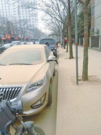 馬路灰頭土臉，停在路邊的車也蒙塵。