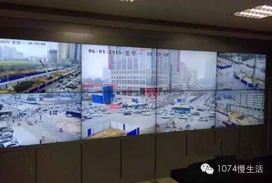 通過(guò)監(jiān)控人員操控“電子眼”調(diào)整焦距，可以看到整個(gè)工地全景