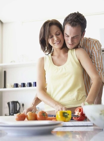 反其道而行，也對他若即若離