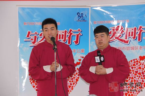 德樂相聲社的兩位演員表演相聲 德樂相聲社的兩位演員表演相聲