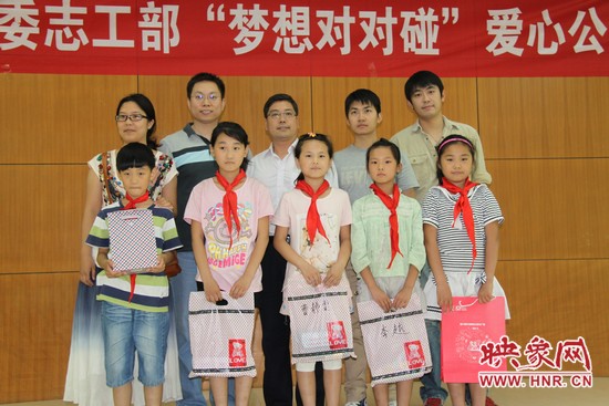 社會(huì)各界愛(ài)心人士給子們贈(zèng)送禮物 社會(huì)各界愛(ài)心人士給子們贈(zèng)送禮物