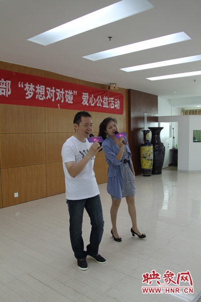 魅力881新聞先生與新聞小姐現(xiàn)場(chǎng)演唱 魅力881新聞先生與新聞小姐現(xiàn)場(chǎng)演唱