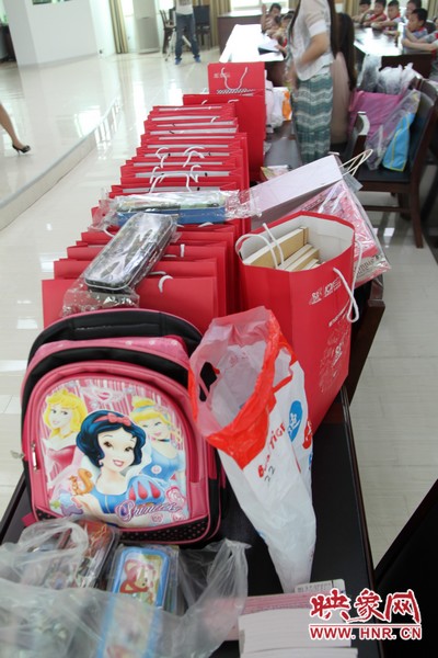 愛(ài)心人士給孩子們準(zhǔn)備的禮物 愛(ài)心人士給孩子們準(zhǔn)備的禮物