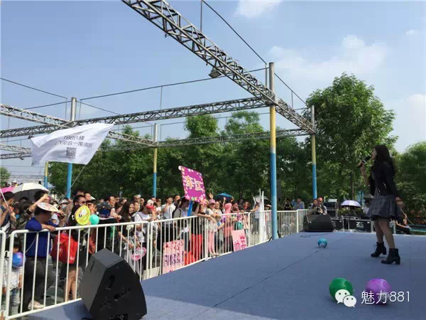 輕輕躍起、優(yōu)美身段，新聞小姐李江