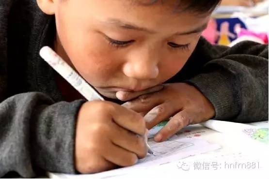 小手黑黑的，像是很少洗