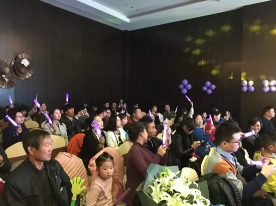 中午13:00多，觀眾陸續(xù)入場