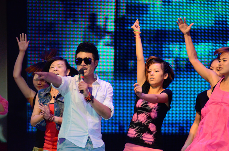 嗨！《我們一起聽(tīng)歌吧》魅力881河南音樂(lè)廣播 DJ帥天 演唱曲目：《找自己》 帥呀！！