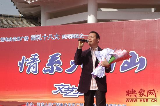 魅力881主持人、新聞先生凱文在演唱