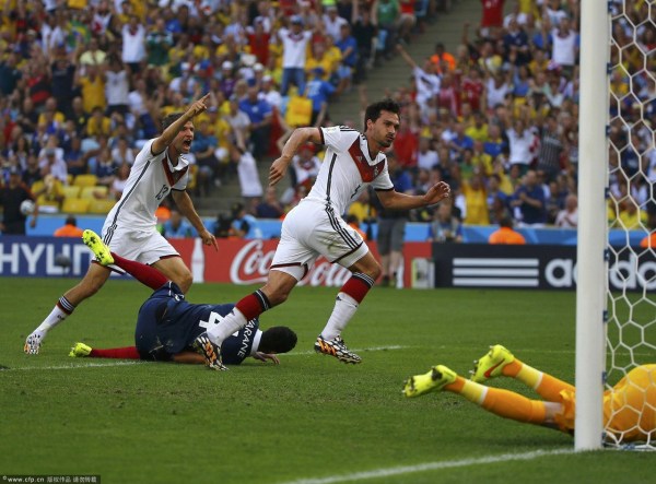 第13分鐘，胡梅爾斯頭球破門(mén)