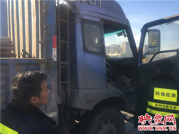 機動車污染監(jiān)察支隊正在檢測大貨車尾氣排放指數