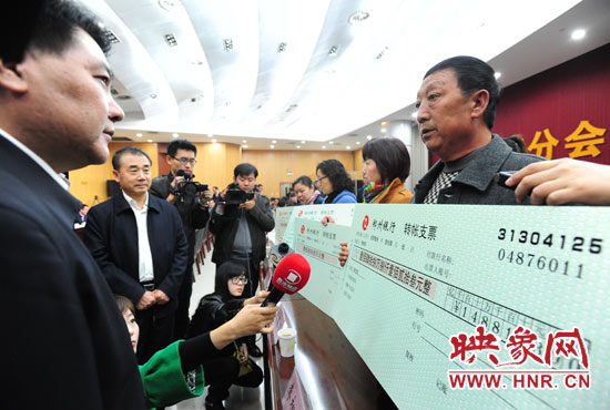 最高人民法院執(zhí)行局局長劉貴祥、河南省高級人民法院院長張立勇親手為申請執(zhí)行人員發(fā)放執(zhí)行款