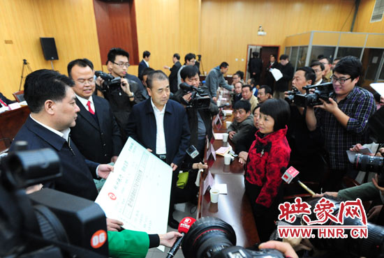 最高人民法院執(zhí)行局局長劉貴祥、河南省高級人民法院院長張立勇親手為申請執(zhí)行人員發(fā)放執(zhí)行款