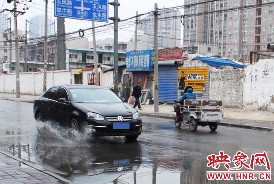 機(jī)動(dòng)車路過，濺起一米多高的水花