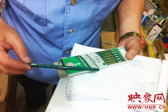 工作人員在查銷售網(wǎng)點的進(jìn)賬記錄