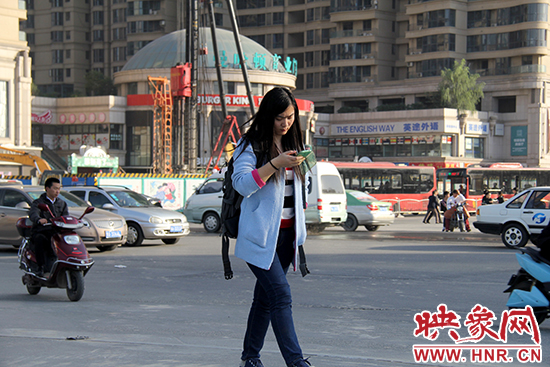 邊看手機邊走路 邊看手機邊走路