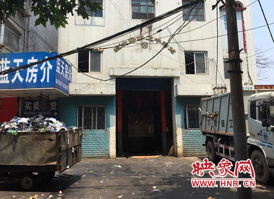 城北路環(huán)衛(wèi)中轉(zhuǎn)站門前的垃圾車裝滿了生活垃圾，腐臭味撲面而來