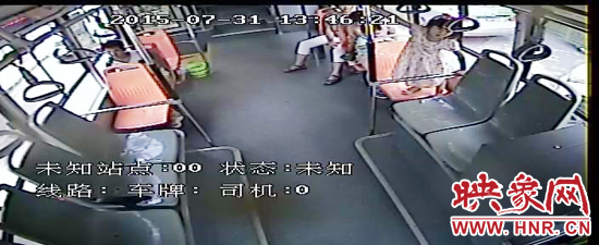 家長放任小孩在車廂內(nèi)玩耍，甚至站到座椅上。