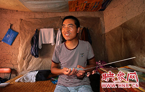 張國敬平時喜歡聽廣播，特別是各種歌曲節(jié)目。