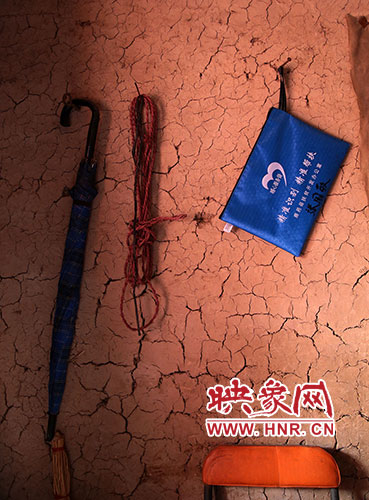 精準(zhǔn)扶貧的暖心服務(wù)袋，被張國敬掛在上墻最醒目的位置。