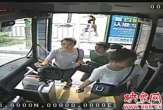 監(jiān)控顯示，竊賊偷女孩手機，公交車長幫忙要回手機。