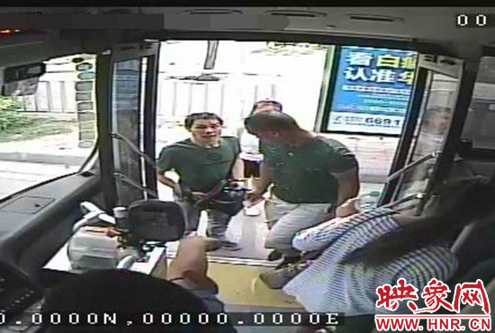 監(jiān)控顯示，竊賊偷女孩手機，公交車長幫忙要回手機。