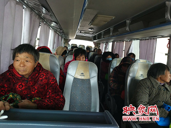 警方調(diào)來車輛，將超載人員轉(zhuǎn)運(yùn)走