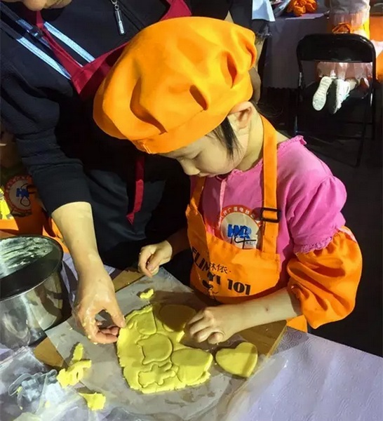 在爸爸媽媽的陪同下，親手制作餅干