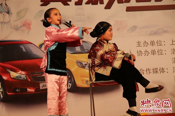 兩個(gè)小演員的表演活潑，惹得觀眾連連叫好。