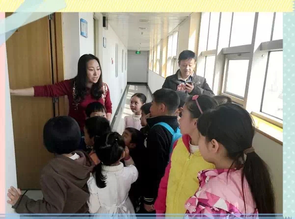 “別擠！”丁蘭姐姐說，這里就是電臺的總控機(jī)房，很重要的地方哦！