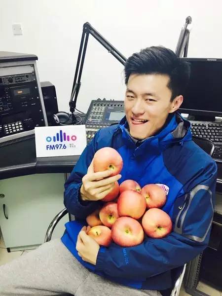 要不你跟我一身裸吧？來嘛來嘛……