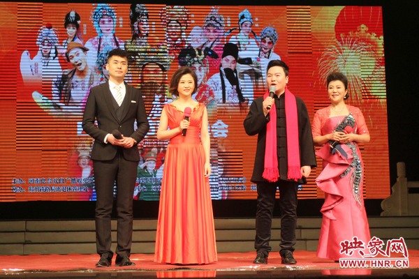 戲迷春晚主持人月陽(yáng)（右二）、李亞楠（右一）、王巖（左二）、王曉凡（左一）