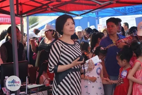 976老大木子一手手機(jī)一手對(duì)講一臉嚴(yán)肅，這是有多緊張呢？