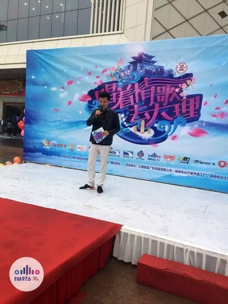 路飛冒雨主持，心中火熱的根本不需要雨傘啦！