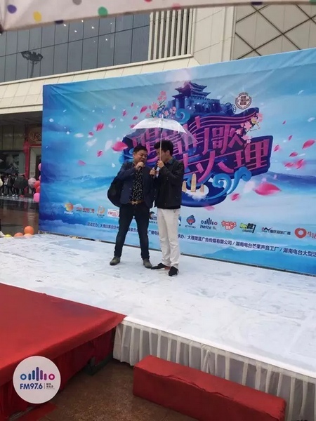 這位男士向遠(yuǎn)在家鄉(xiāng)的妻子隔空表白，勇氣真是大大的，您對妻子的愛，已經(jīng)超越萬水千山。