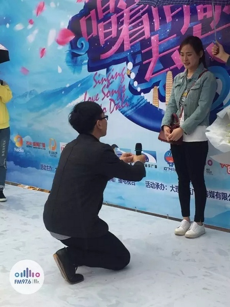 蘇世龍手捧戒指，單膝跪地向夢夢求婚，夢夢激動的說不出話來，點(diǎn)頭答應(yīng)~